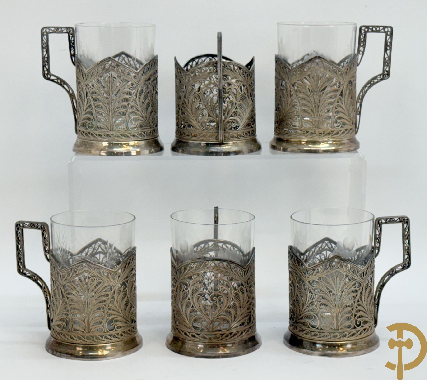 Zes verzilverde Russische theeglashouders in filigraanwerk