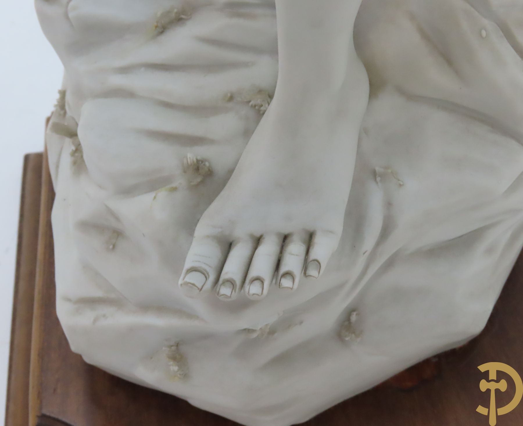 Drie beelden in Capo di Monte porselein : dame met lang haar, jongeman met vis en koppel op bank