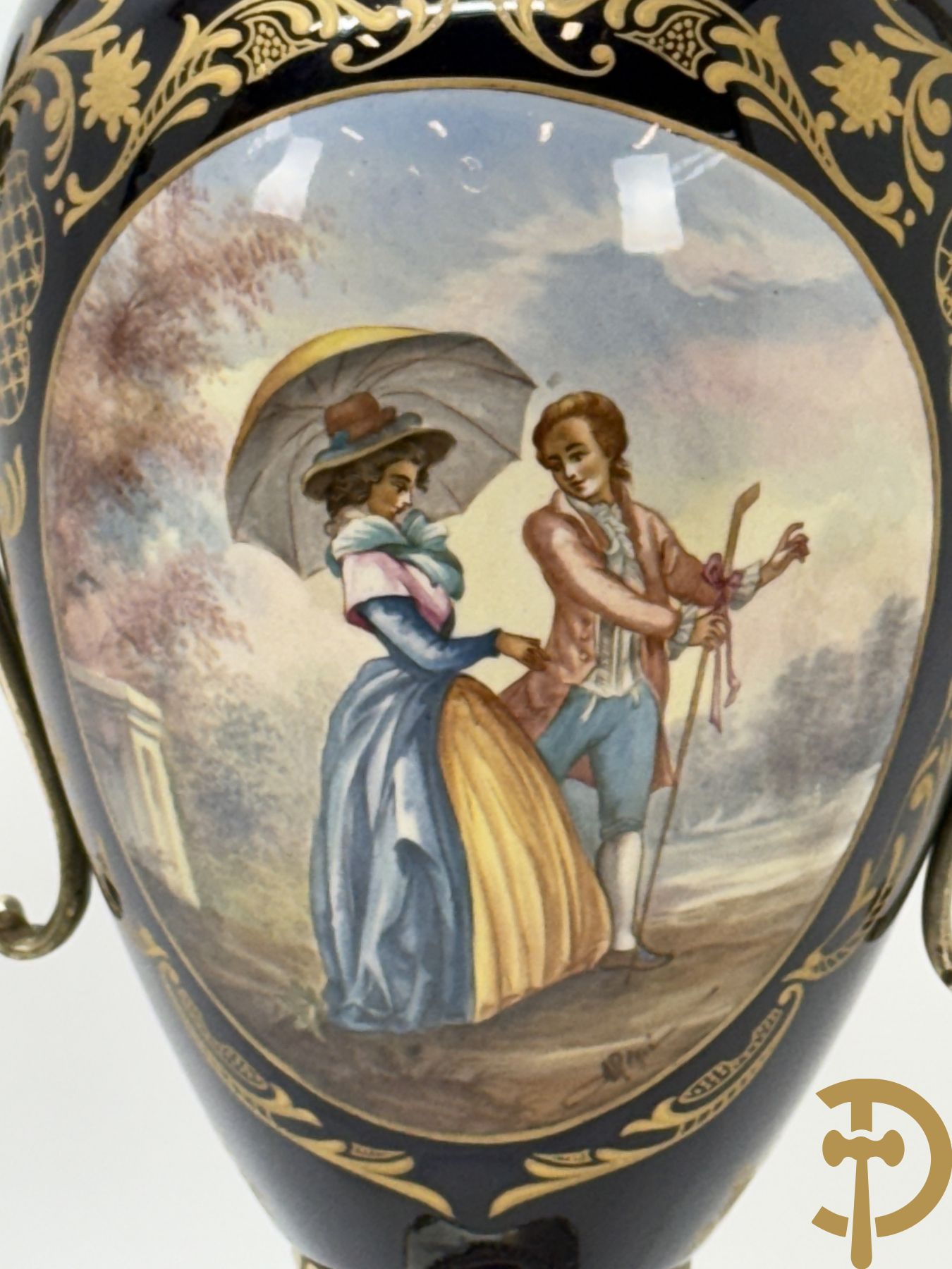 Sèvres stijl vaas met geanimeerde galante scène, zijdelings met paar bronzen armen + schaal met bloementafereel, Limoges stijl