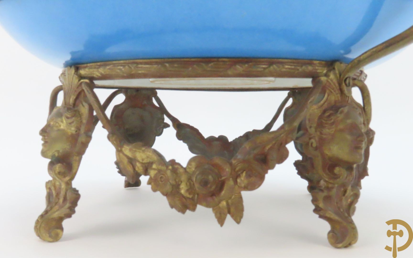 Porseleinen Sèvres schotel met handbeschilderd romantisch tafereel van lieflijk koppel gevat in bronzen houder - bezet met dameshoofden en accanthusranken, onderaan gemerkt Sèvres