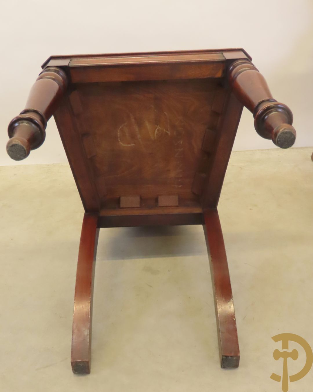 Twee Engelse mahoniehouten hall chairs, 2e helft 19e