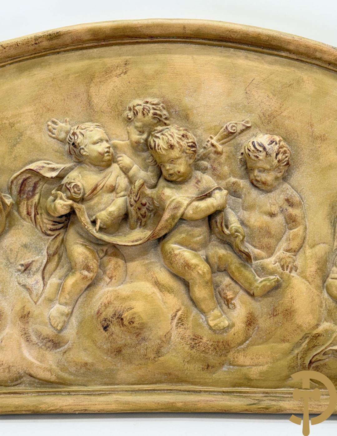 Halve maanvormig basrelief in terra cotta met romantisch decor van musicerende en spelende cupido