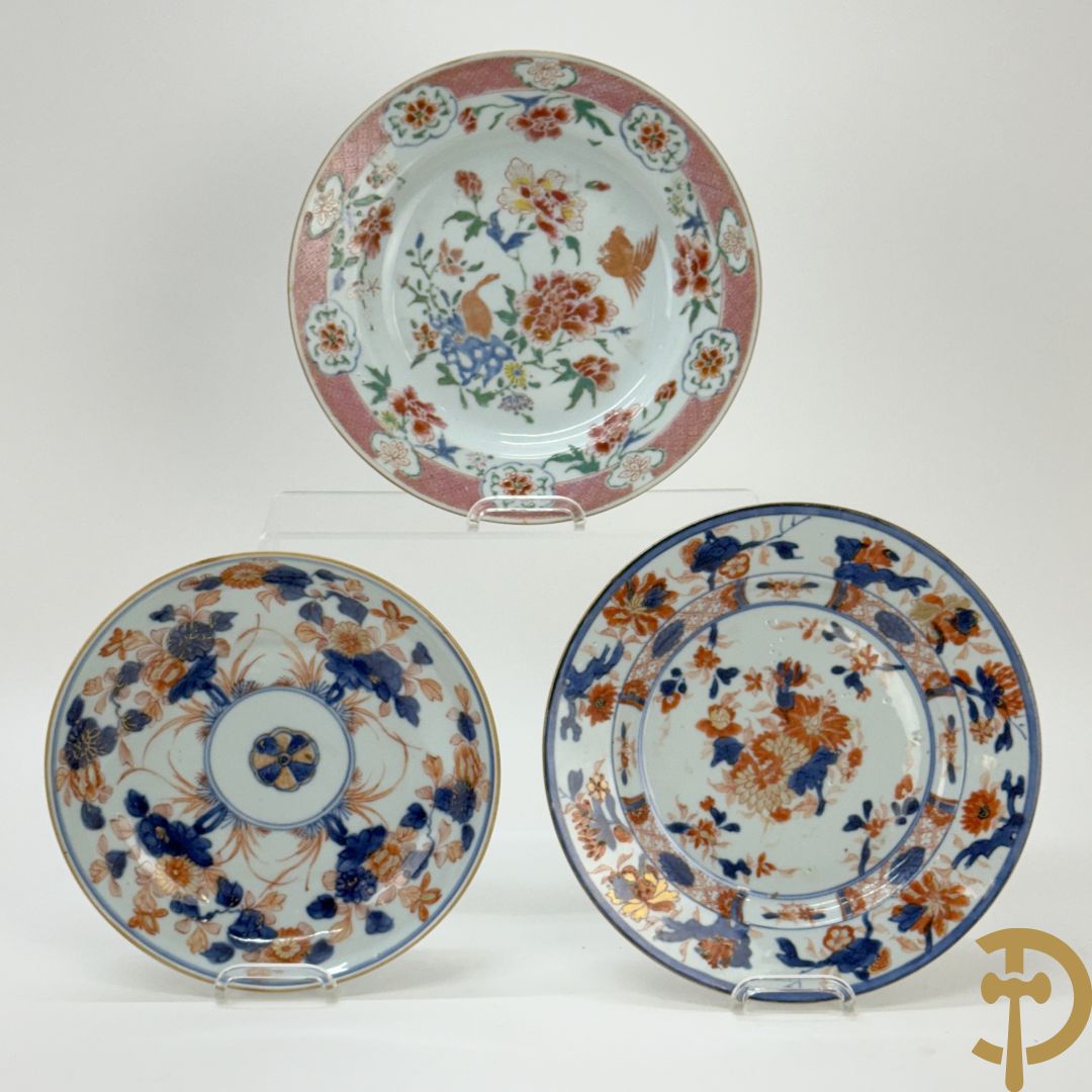 Twee Chinese porseleinen Imari bordjes, Kangxi + porseleinen bord met vogel- en bloemendecor Qian Long