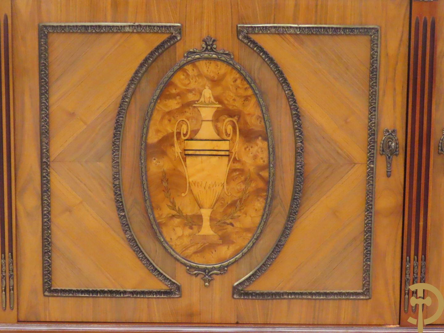 Notelaren eetkamer Louis XVI stijl bestaande uit vijfdeursdressoir met bloemenmarquetterie, bronsbeslag en wit marmeren blad, ovale uittrekbare tafel, 6 stoelen met leder bekleed en gegalbeerde vitrine met geslepen ruitjes