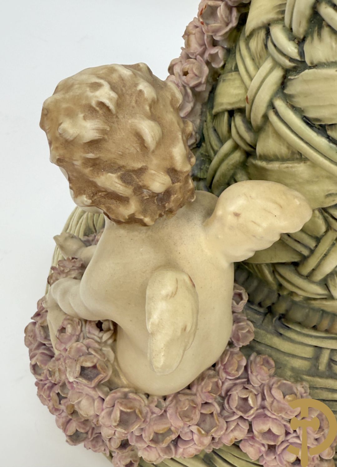 Paar meerkleurige faience vazen,  Austria gemerkt, met cupido