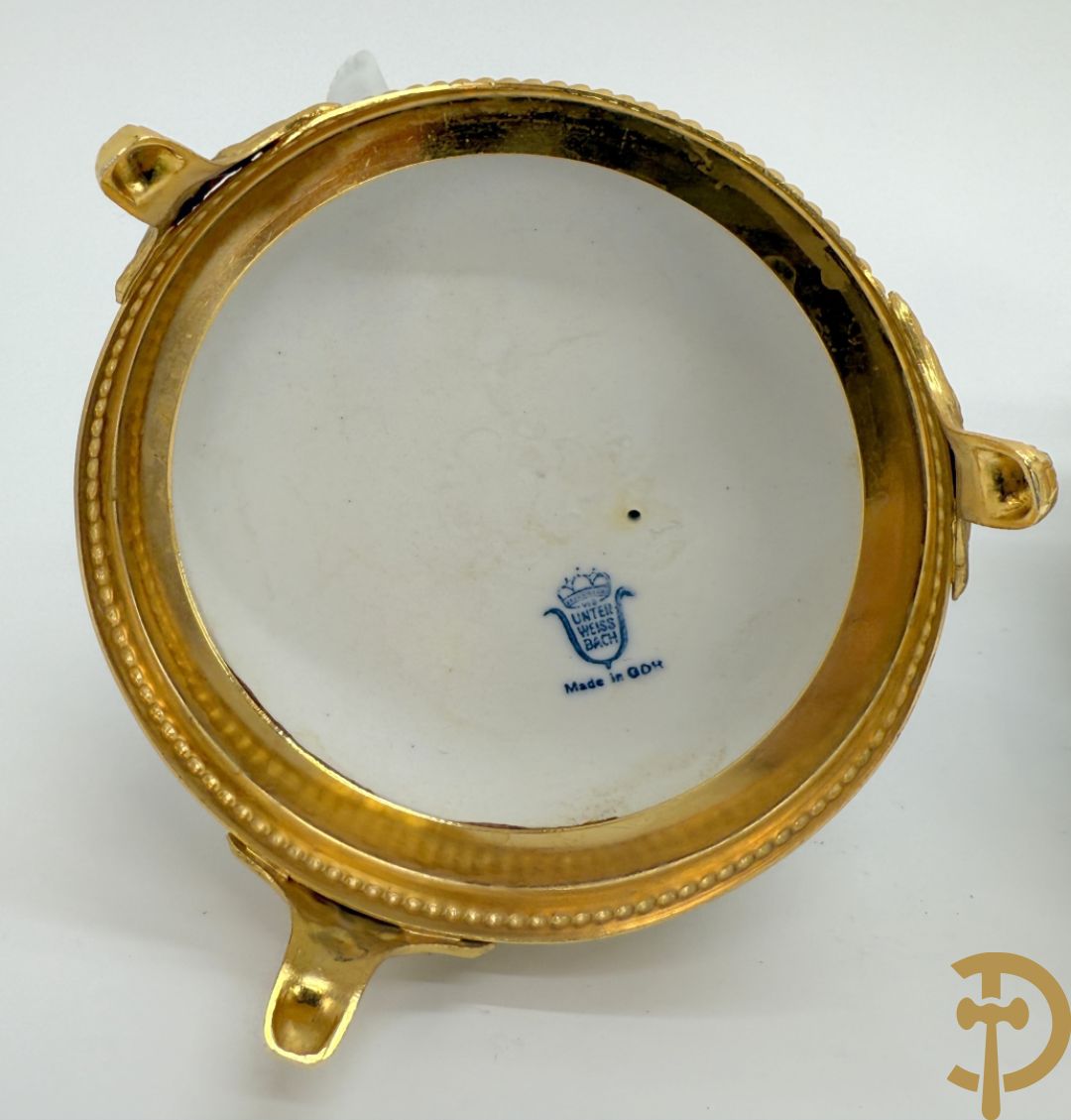 Zeven witte biscuits met voorstelligen van spelende kinderen en engelen op vergulde koperen sokkel, gemerkt Unterweisbach