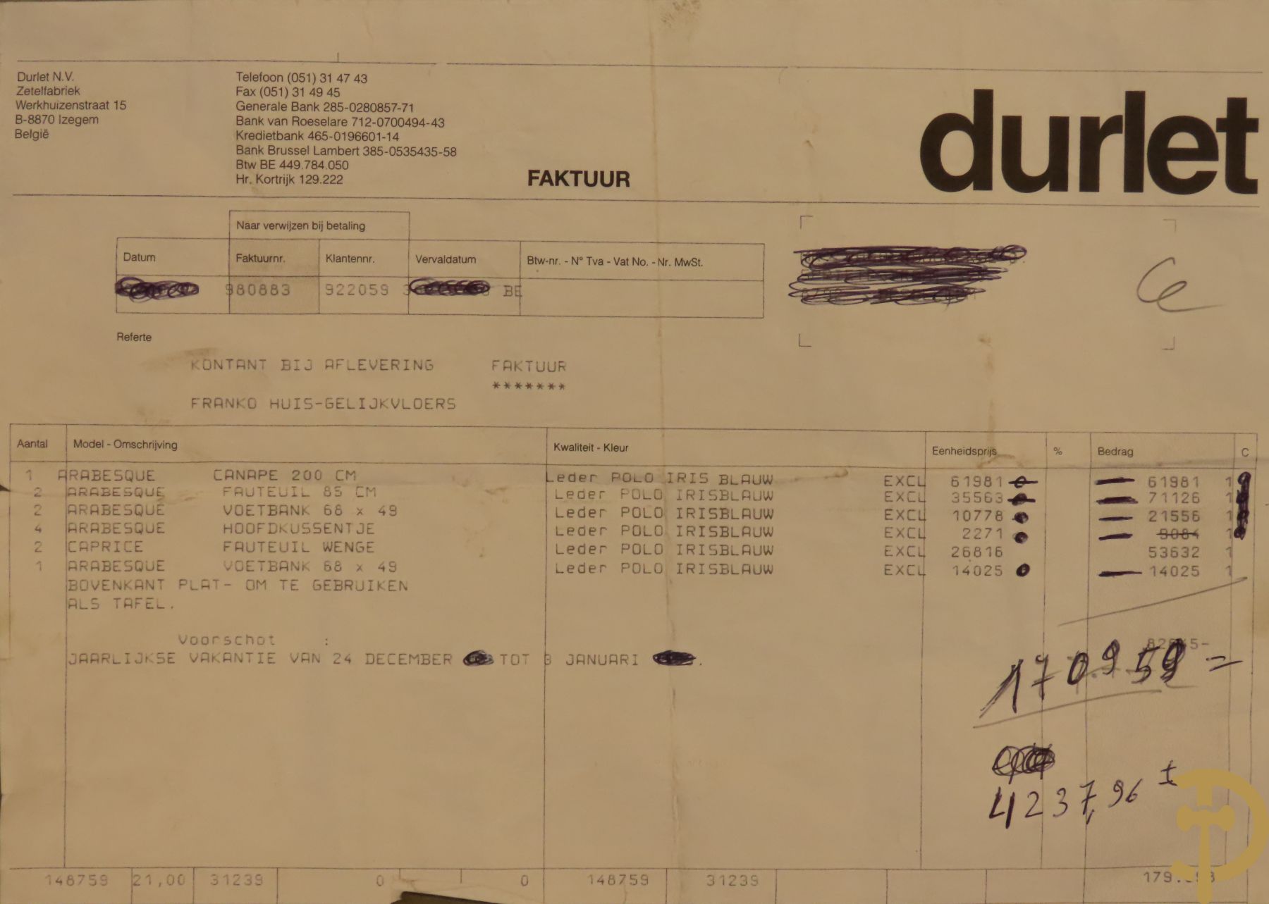 Blauw lederen salonensemble Durlet bestaande uit driezit, 2 fauteuils, 2 voetbankjes en bijzettafeltje met leder overtrokken