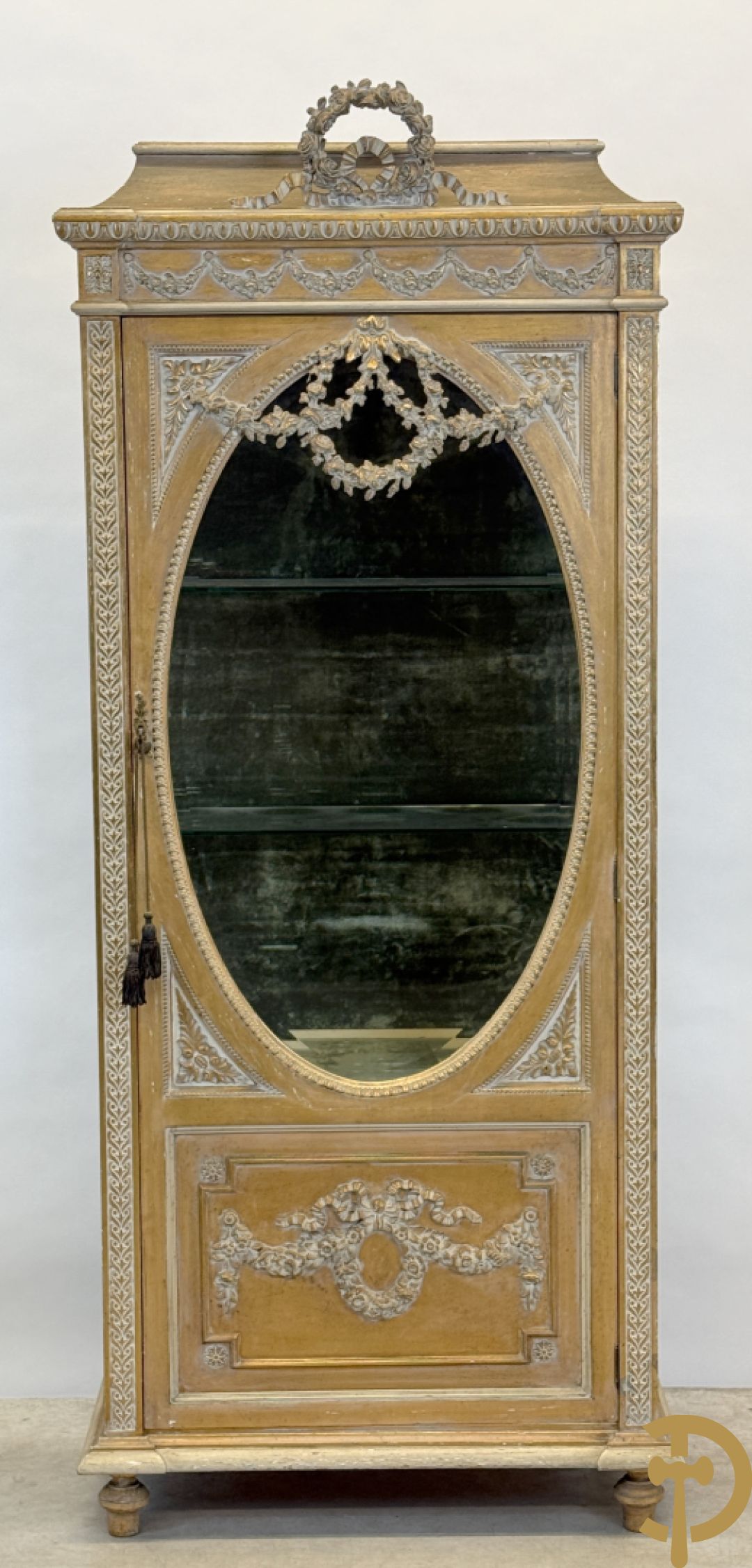 Vergulde ééndeursvitrine met geslepen ruiten, guirlandes en rocailles, bovenaan bekroond met bloemenkrans, Louis XVI stijl
