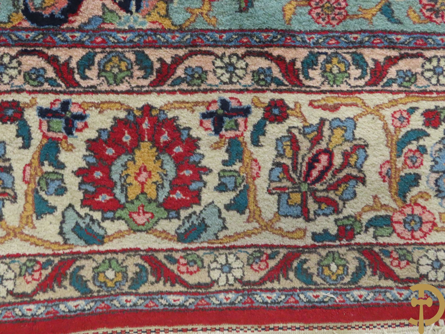 Oosters handgeknoopt tapijt met bloemen, dierenmotieven en centraal decor op rode fond