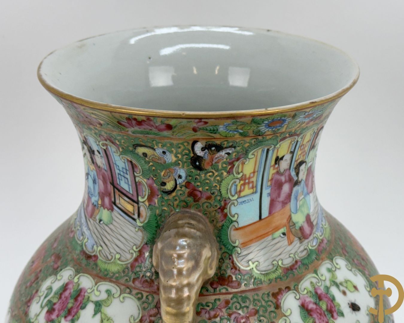 Chinese porseleinen Kantonvaas met geanimeerde taferelen, bloemen, vogel en vlinderdecor