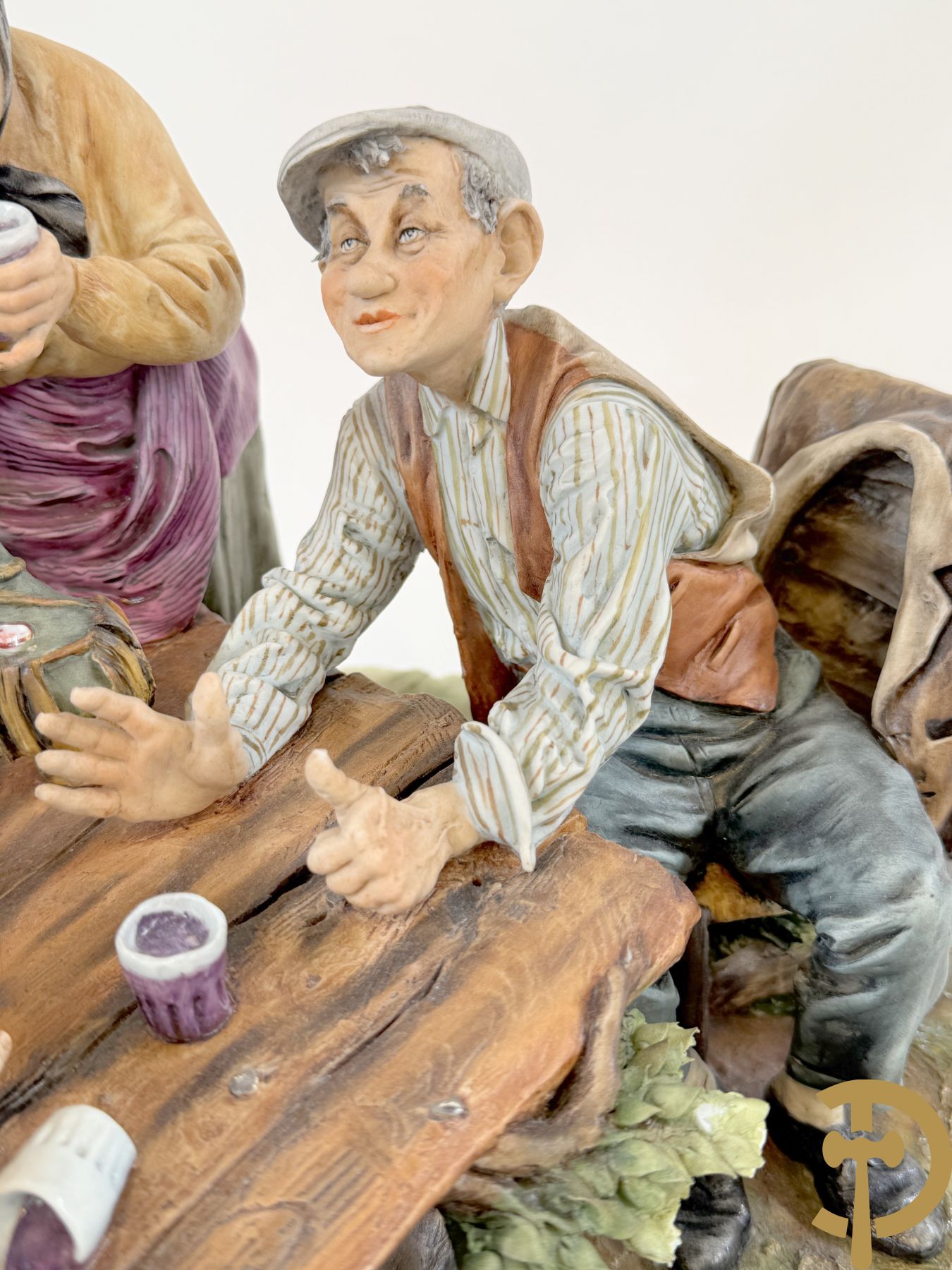 Twee grote Italiaanse groepen in 
gekleurde biscuit : jongens plukken appels - onderonsje aan tafel + 4 groepen in gekleurde Italiaanse biscuit