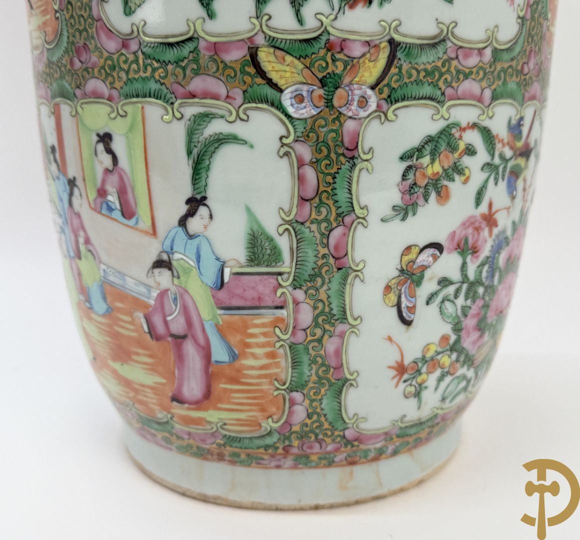 Chinese porseleinen Kanton vaas met geanimeerde taferelen