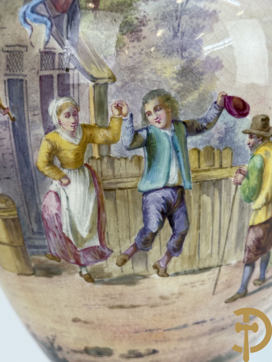 Porseleinen driedelige Sèvres cassolettes met decor van muciserende en dansende personages op groene fond, Aly getekend, gemerkt Sèvres