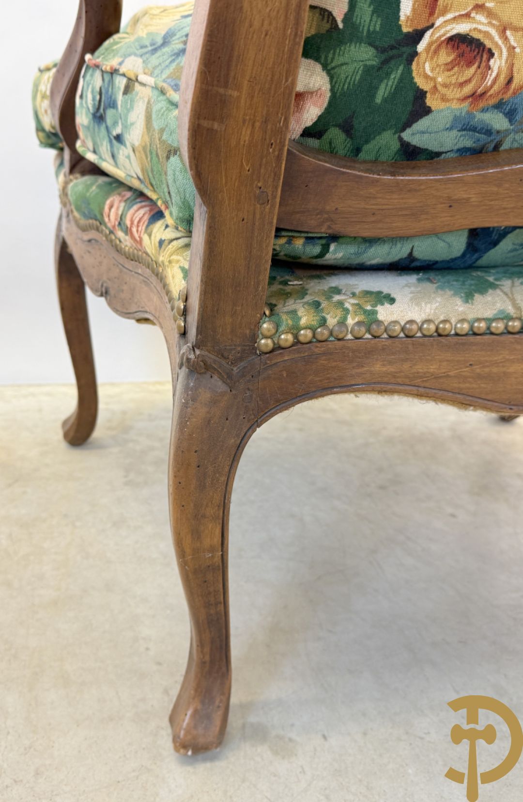 Vier notelaren armzetels bekleed met bloemenstof, met gezwaaide armleuningen op voluutvormige poten + bijhorend voetbankje