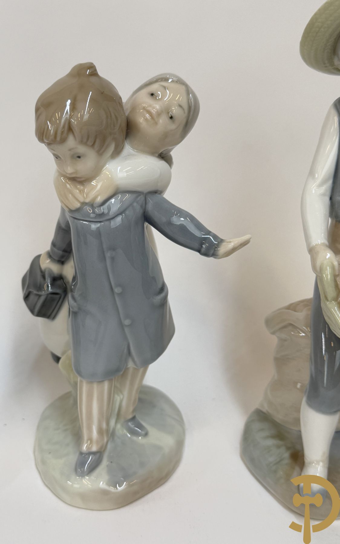 Vier Spaanse gekleurde biscuits met kinderen, Zaphir gemerkt + Italiaanse biscuits met cupido