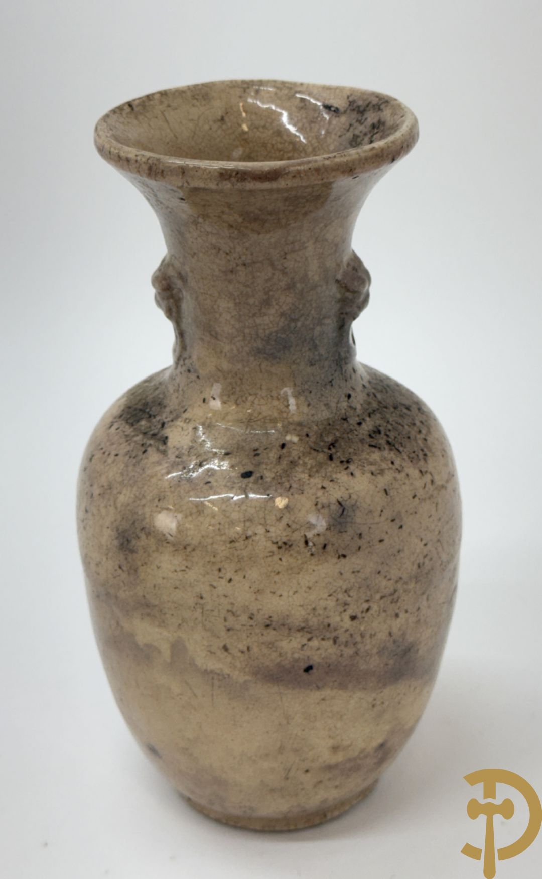 Porseleinen Chinese bolvormige vaas met geanimeerde taferelen + Chinees aardewerken vaasje