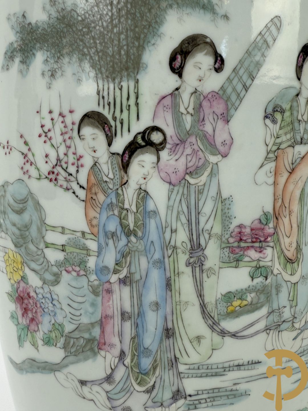 Paar Chinese porseleinen vazen met decor van dames in landschap