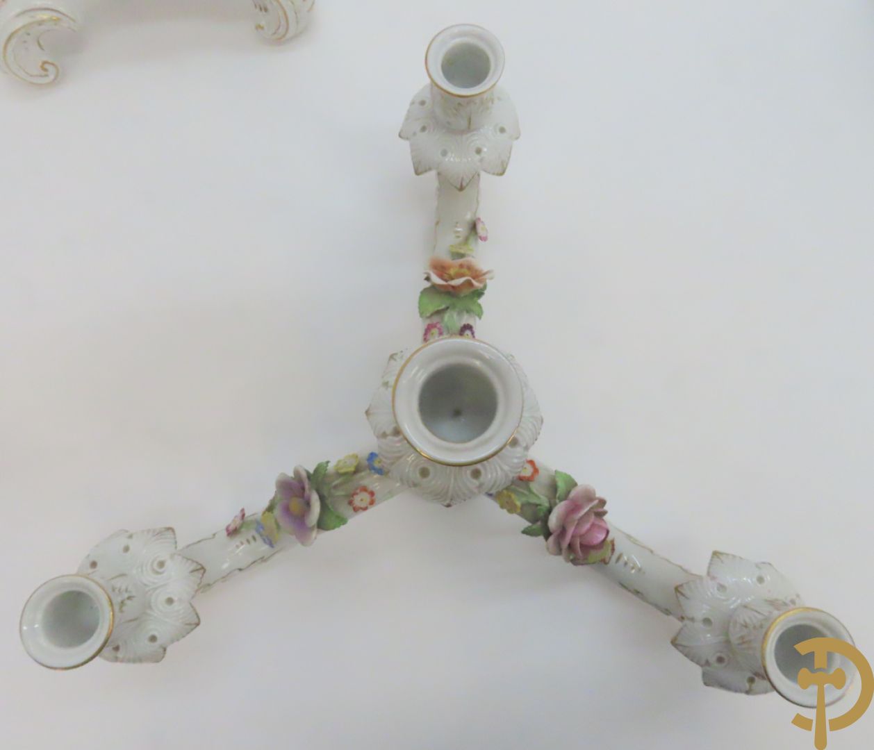 Driearmige porseleinen kandelaar met bloemenmotieven, onderaan gemerkt Plaue + porseleinen coupe Plaue + Limoges schenkkan met bloemendecor