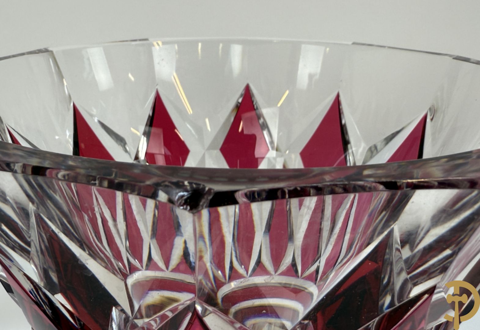 Gekleurde bolvormige kristallen handgeslepen Val-Saint-Lambert vaas, gemerkt 1197 + groene krsitallen Val-Saint-Lambert vaas + rode geslepen Val-Saint-Lambert vaas