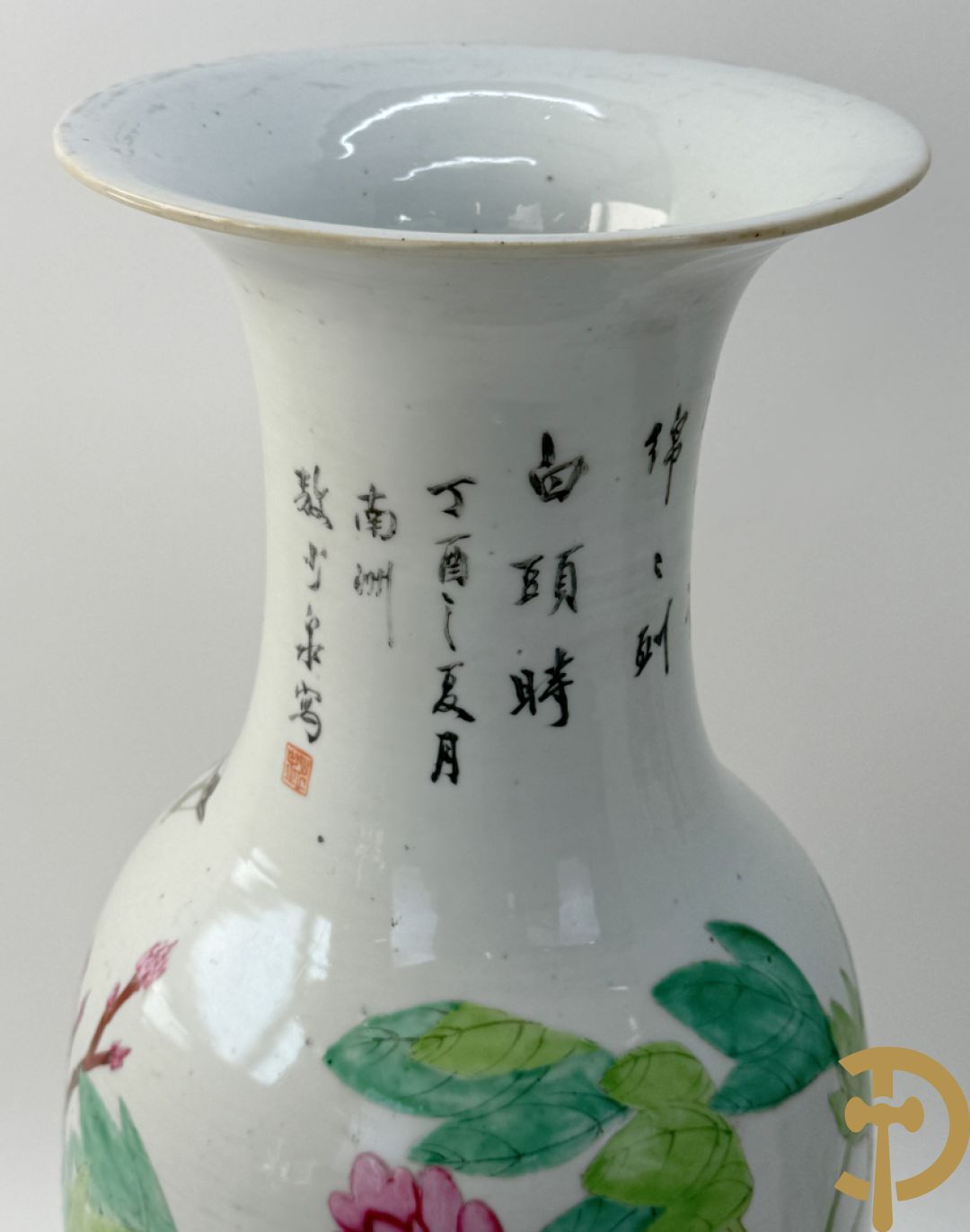 Paar Chinese porseleinen vazen met bloemen- en vogeldecor, achteraan getekend