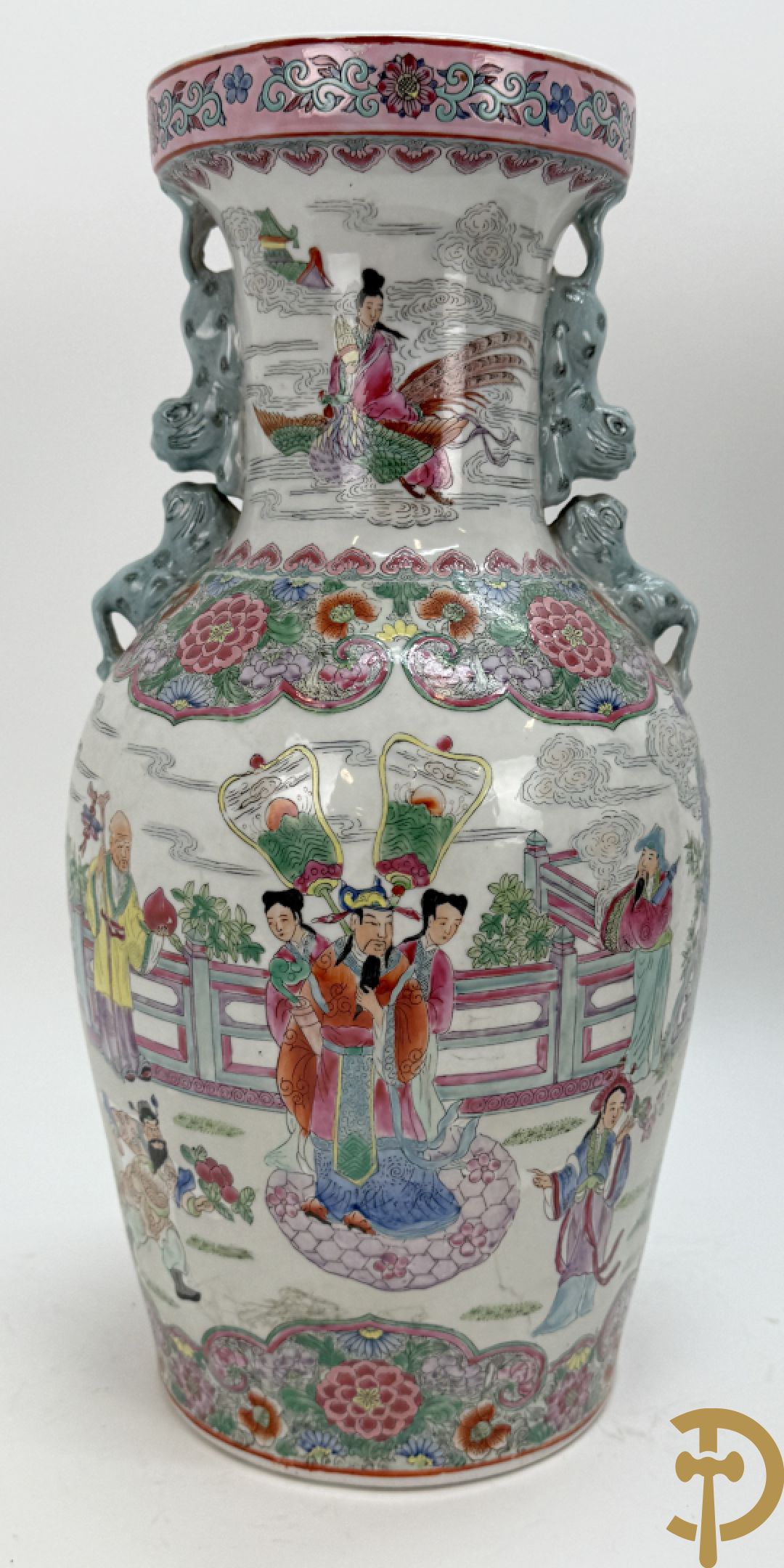 Paar Chinese porseleinen vazen met geanimeerd tafereel