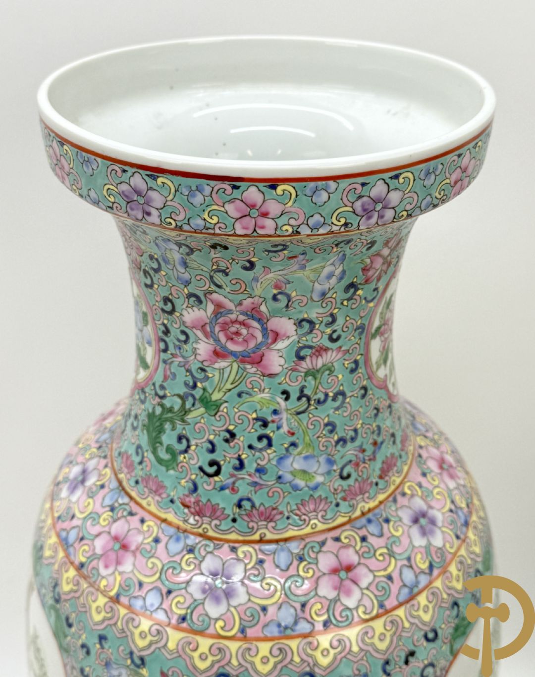 Paar Chinese vazen met geishadecor, rondom bezet met bloemen