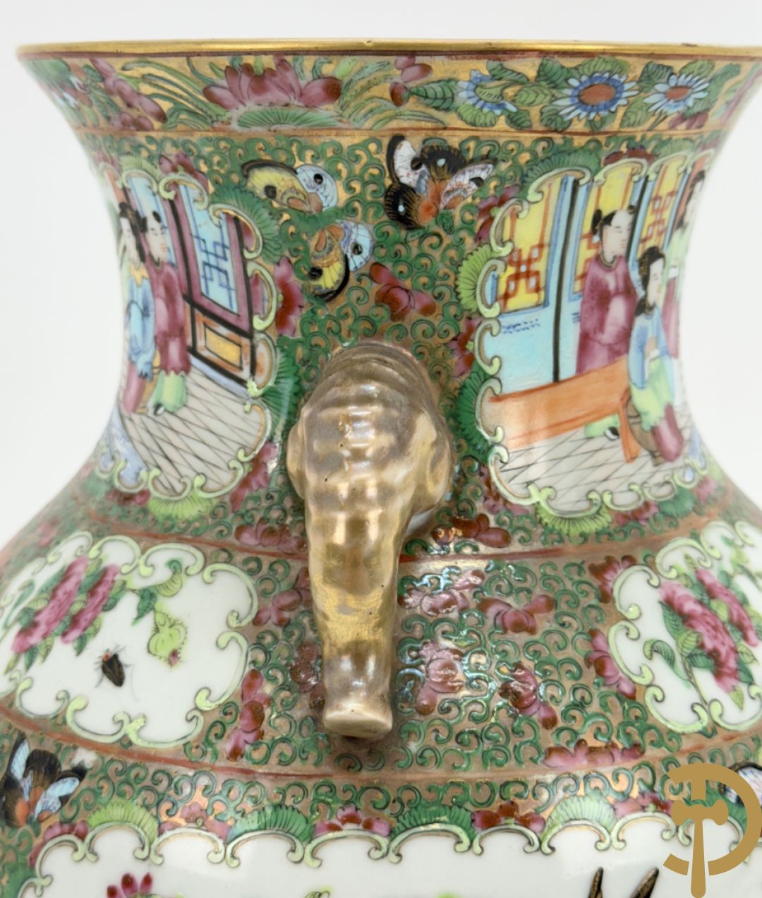 Chinese porseleinen Kantonvaas met geanimeerde taferelen, bloemen, vogel en vlinderdecor