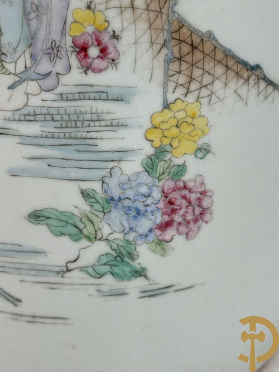 Paar Chinese porseleinen vazen met decor van dames in landschap