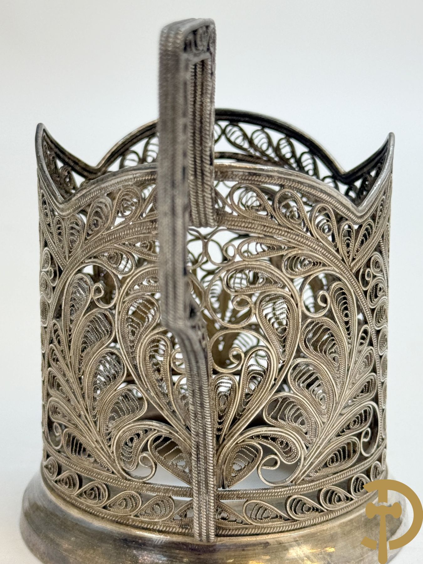 Zes verzilverde Russische theeglashouders in filigraanwerk