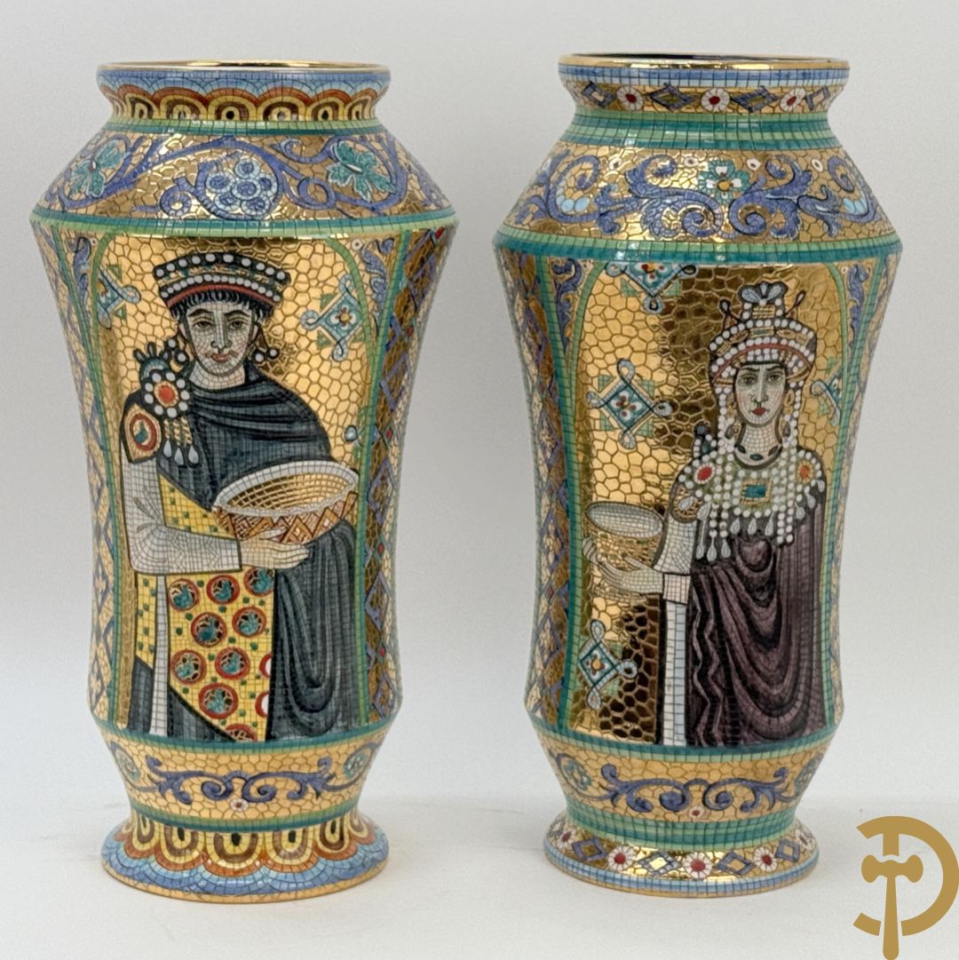 Twee Italiaanse vazen met verguld decor van personages en bloemenranken, Maioliche Deruta Italy 10005/45 en 10005/47