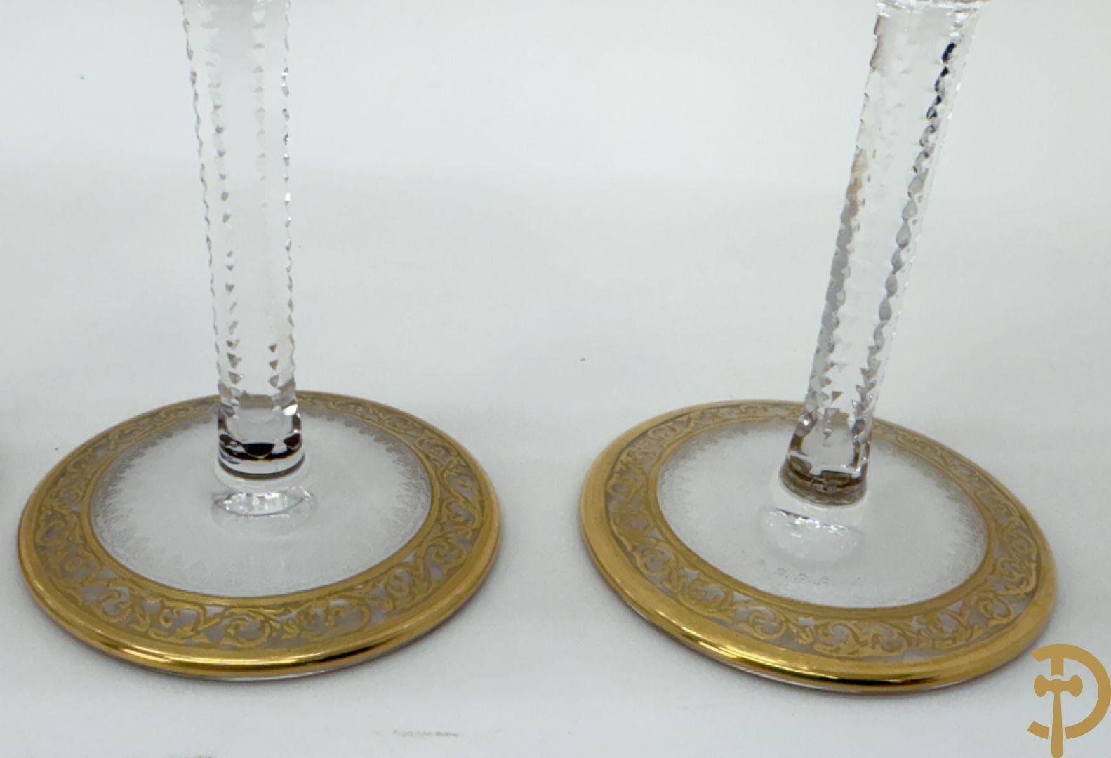 Zes fluitvormige kristallen champagne glazen met Thistle decor, cristallerie Saint Louis gemerkt