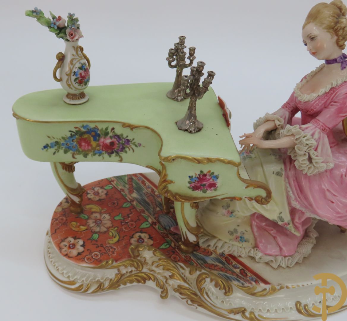 Drie porseleinen sierstukken 