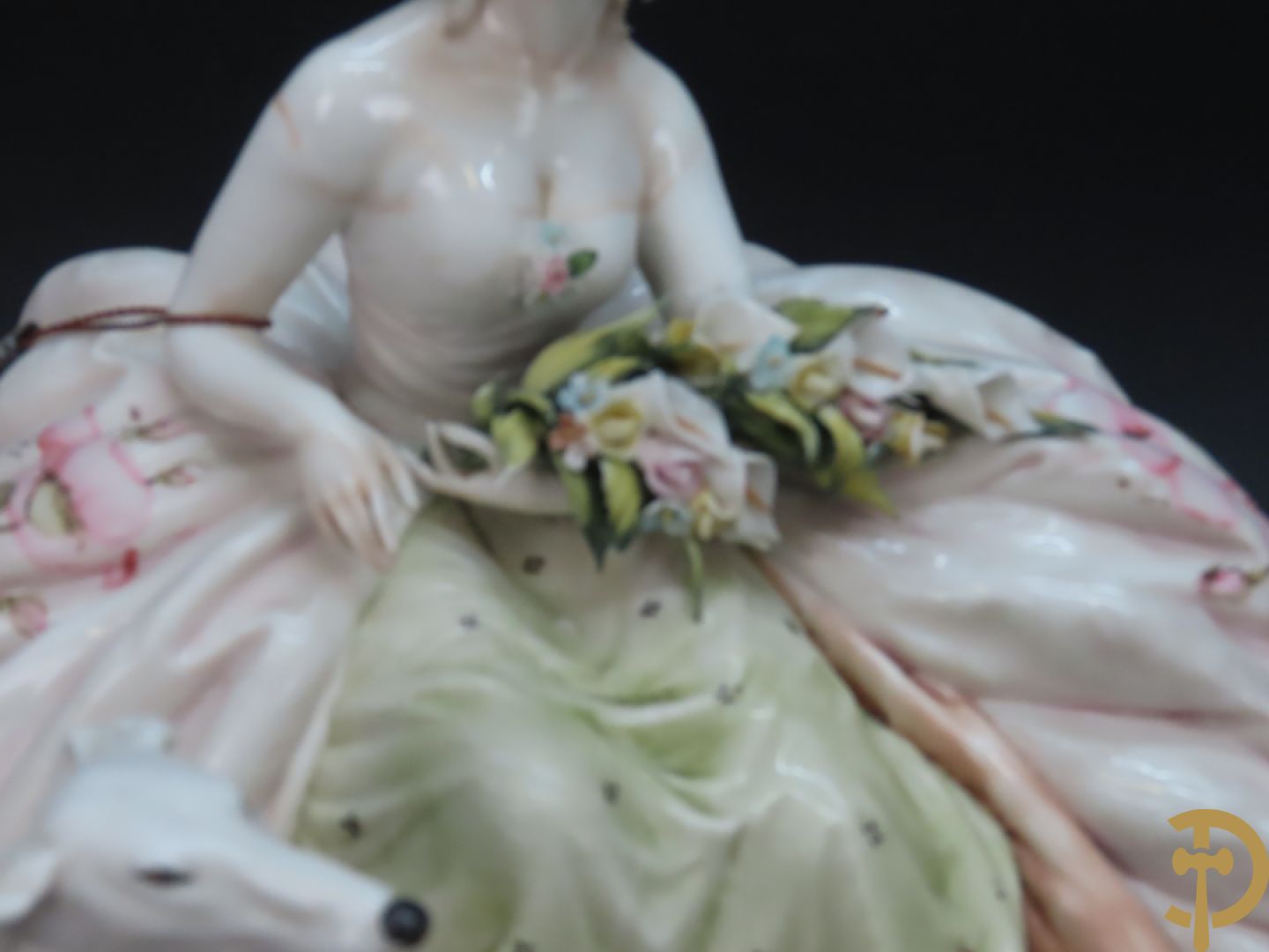 Italiaans porseleinen sierbeeld van zittende dame met 2 windhonden, L. Cazzola getekend en Capo di Monte gemerkt achteraan