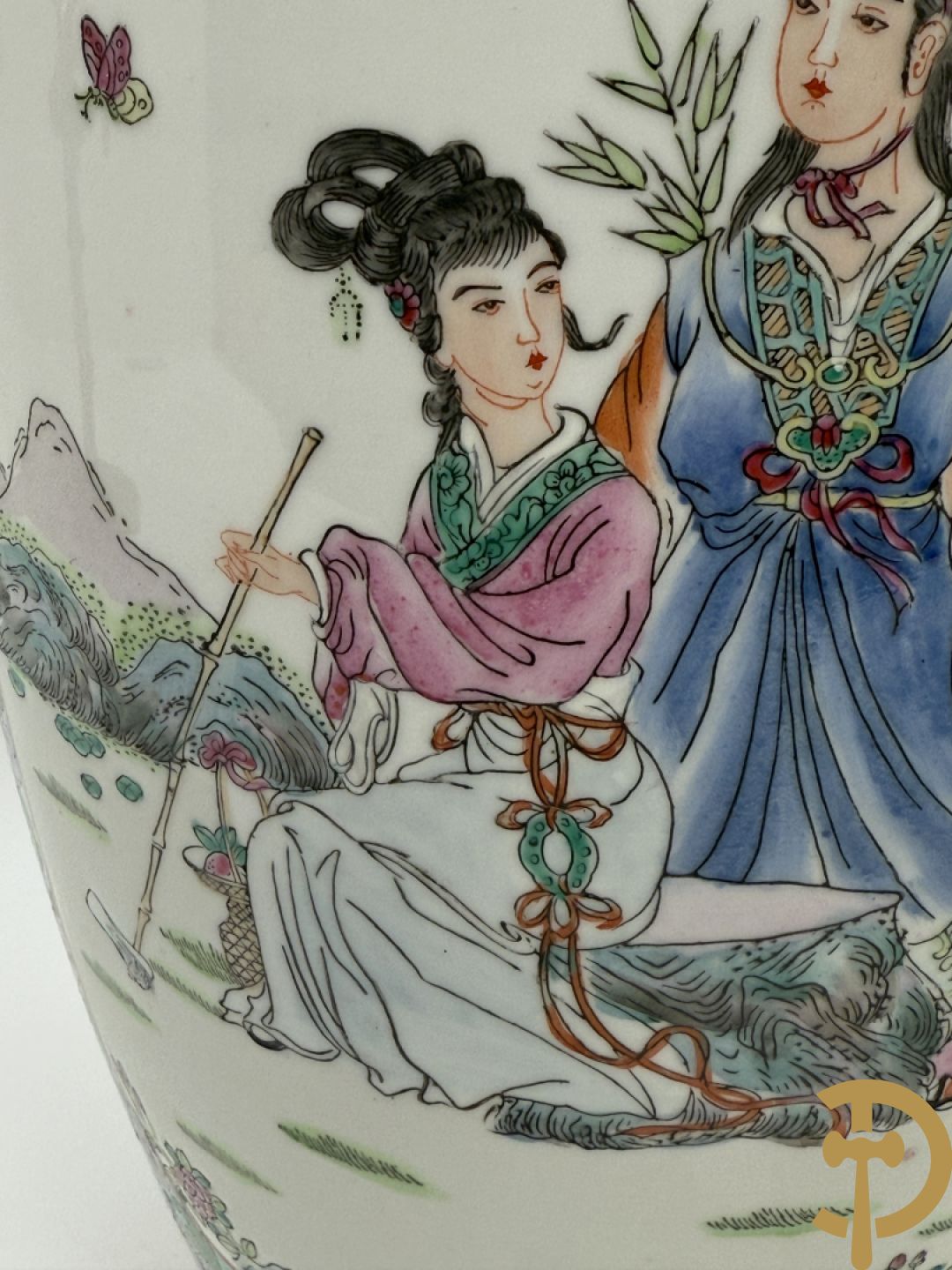 Paar Chinese vazen met geishadecor, rondom bezet met bloemen