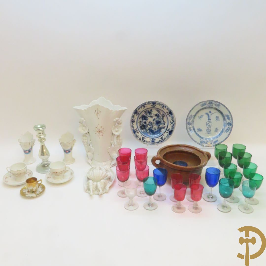 Mondgeblazen gekleurd glasservies + Chinees blauw/wit bord + Delfts bord + Vieux Bruxelles vaasjes e.a.