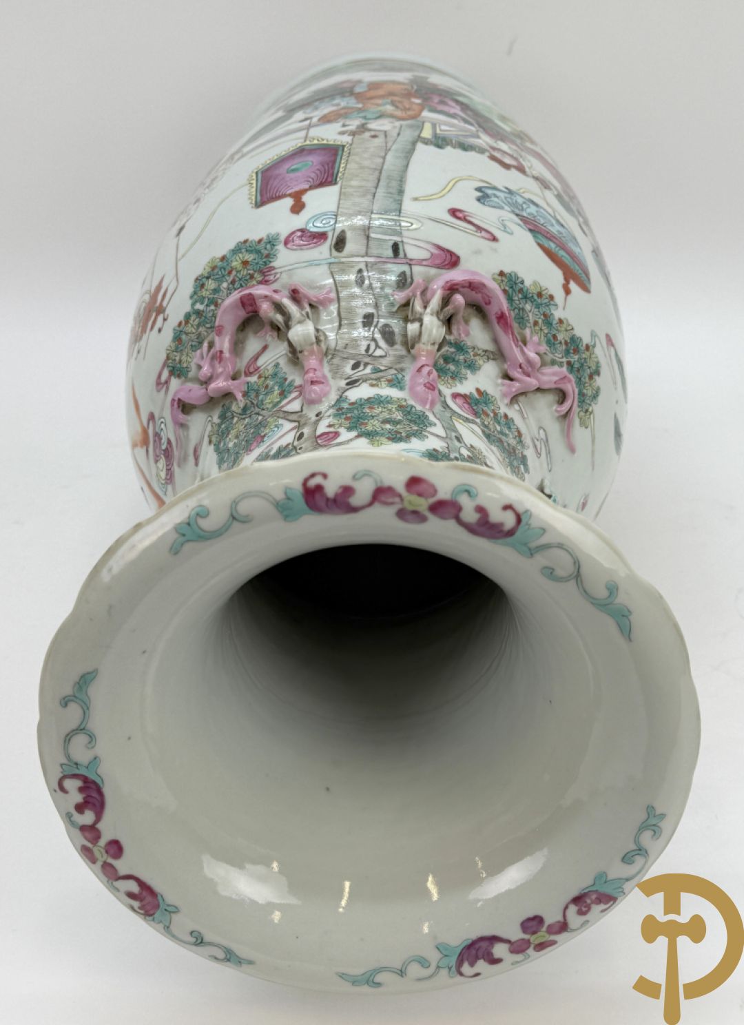 Chinese porseleinen vaas met dubbel decor van dieren, personages, dames en kinderen