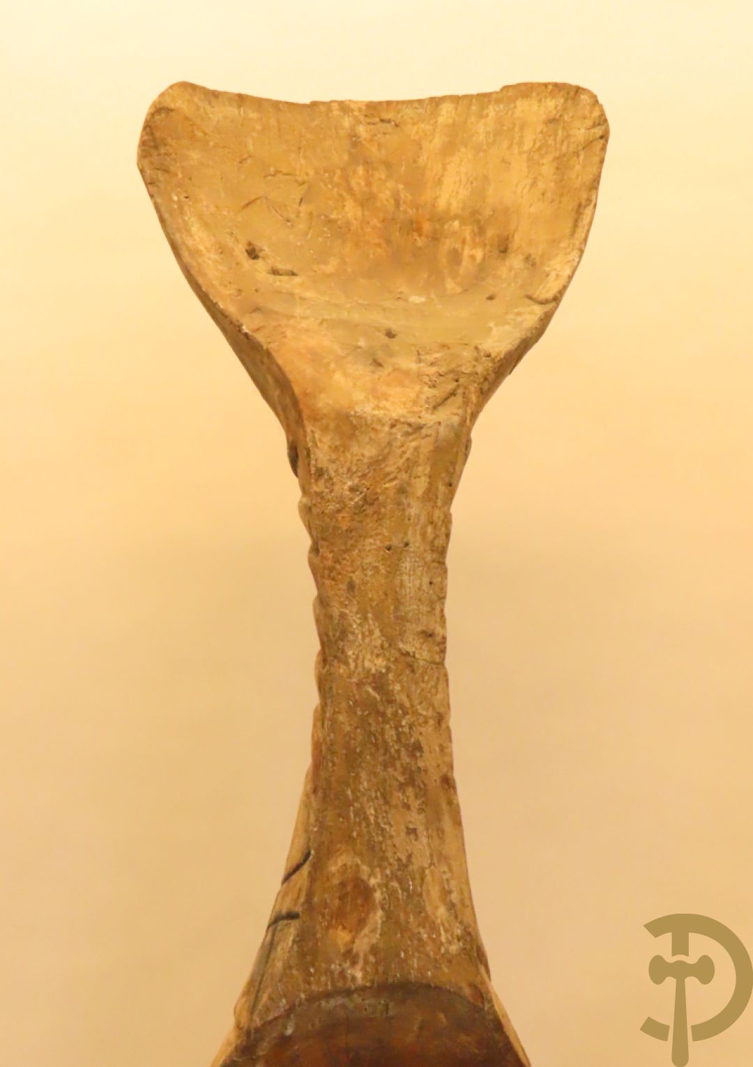 Afrikaans gekleurd decoratief sierelement als totempaal op ijzeren sokkel