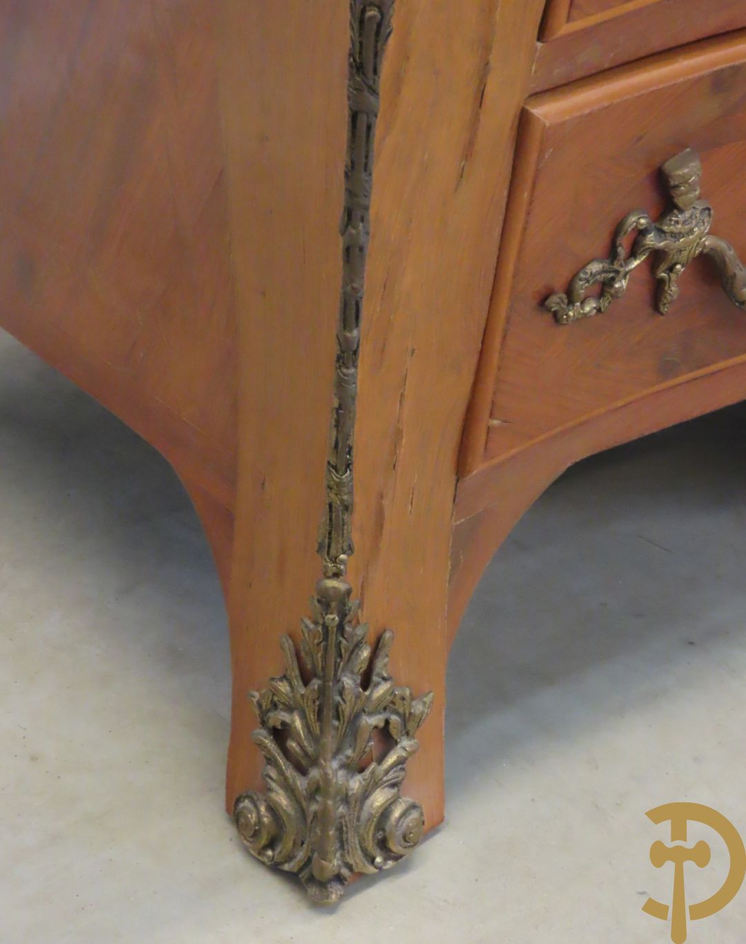 Notelaren gebombeerde drieladencommode met bronsbeslag en mazarinkoppen opzij - bovenaan met marmeren blad