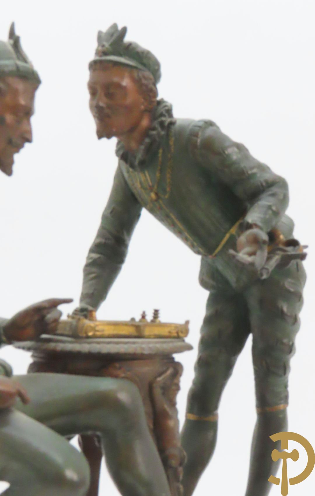 Driedelige kunstbronzen garnituur bestaande uit pendule met paar schakende edelheren, bezet met kariatiden - geflankeerd door paar driearmige kandelaars gehouden door 2 edelheren