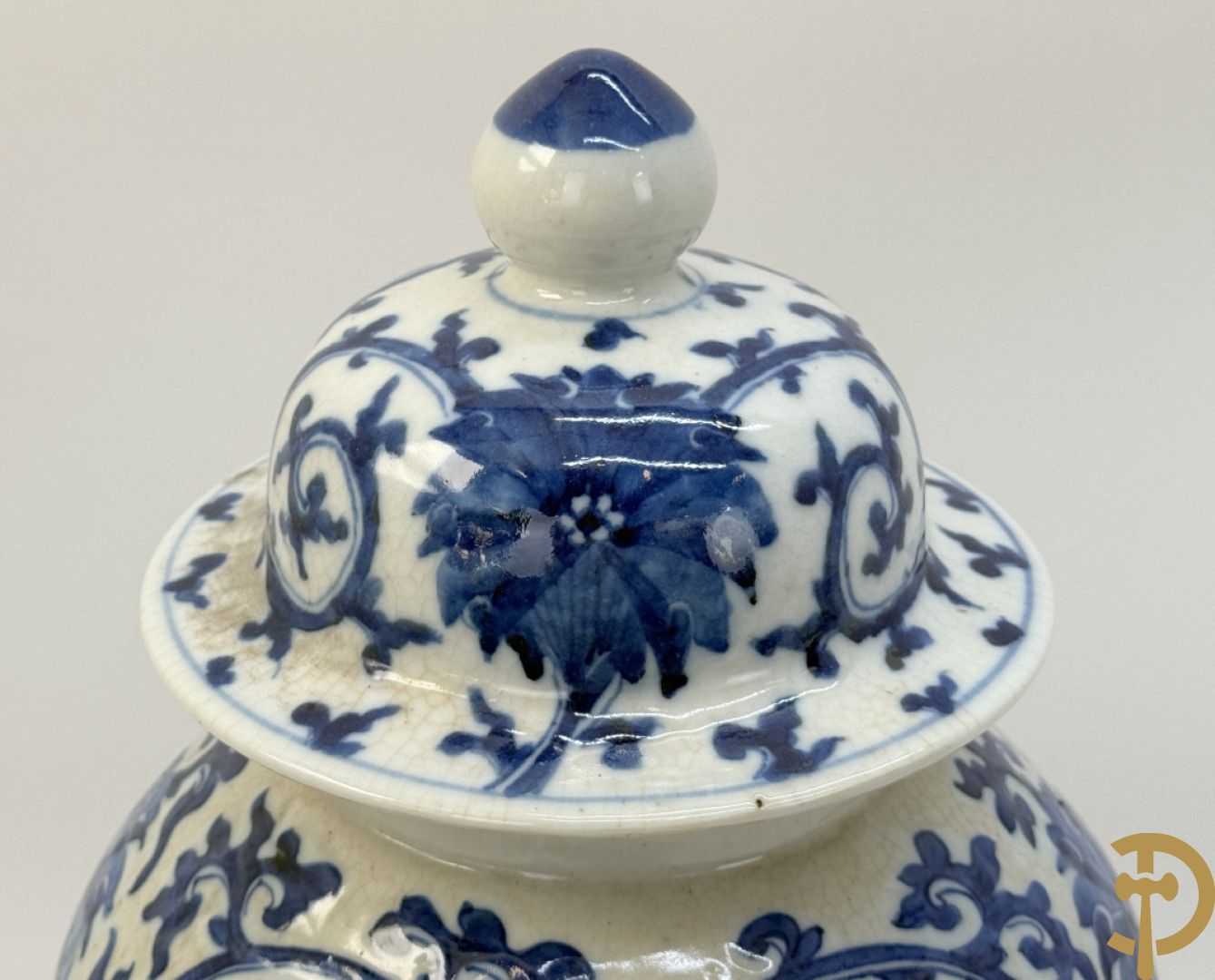 Paar Chinese dekselpotiches in blauw wit porselein met bloemendecor en accanthusranken