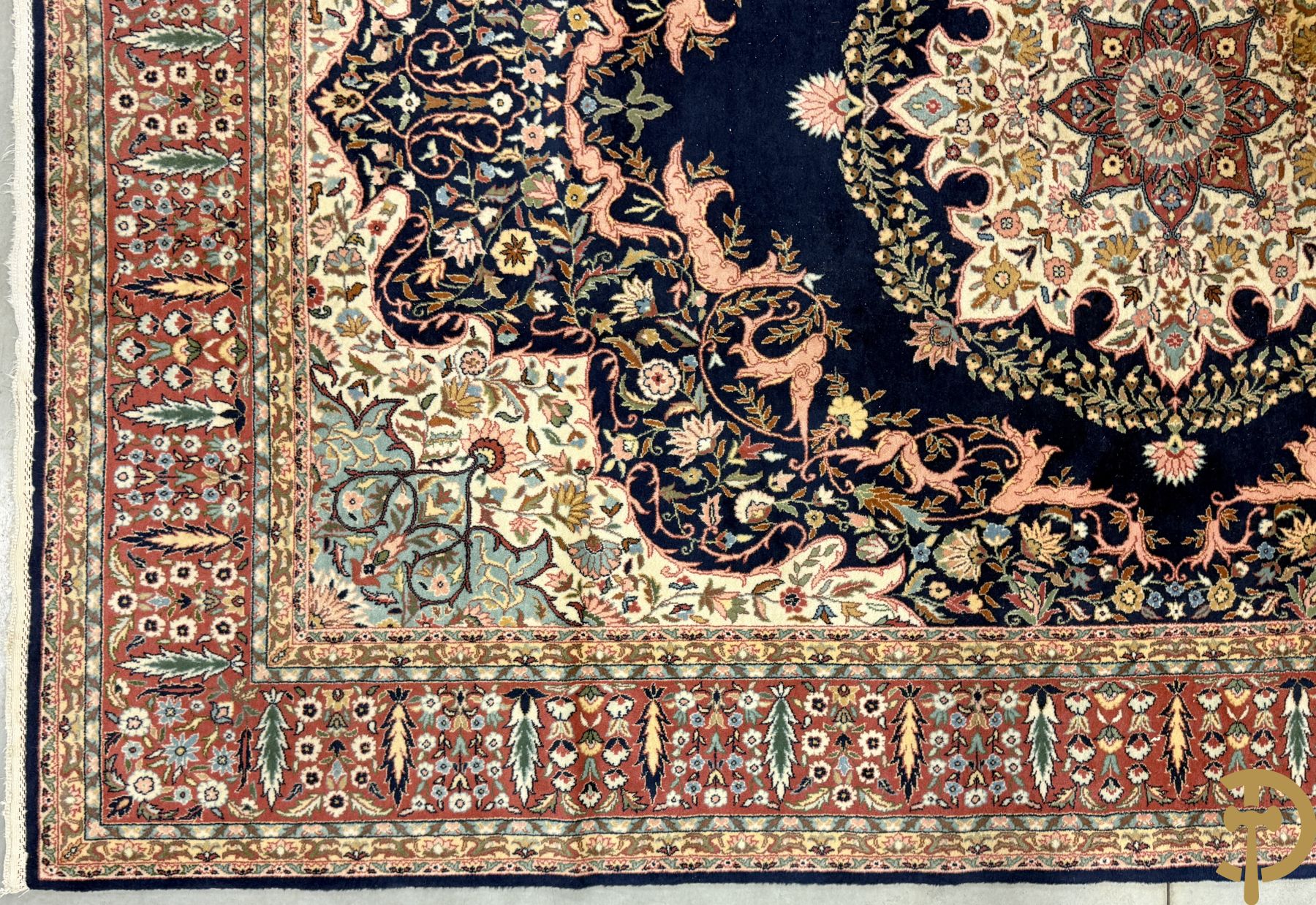 Oosters handgeknoopt tapijt met blauwe fond en bloemenmotieven