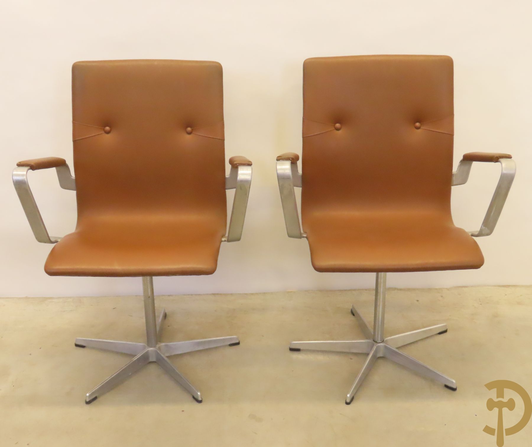 Paar vintage design armstoelen en 3 stoelen 