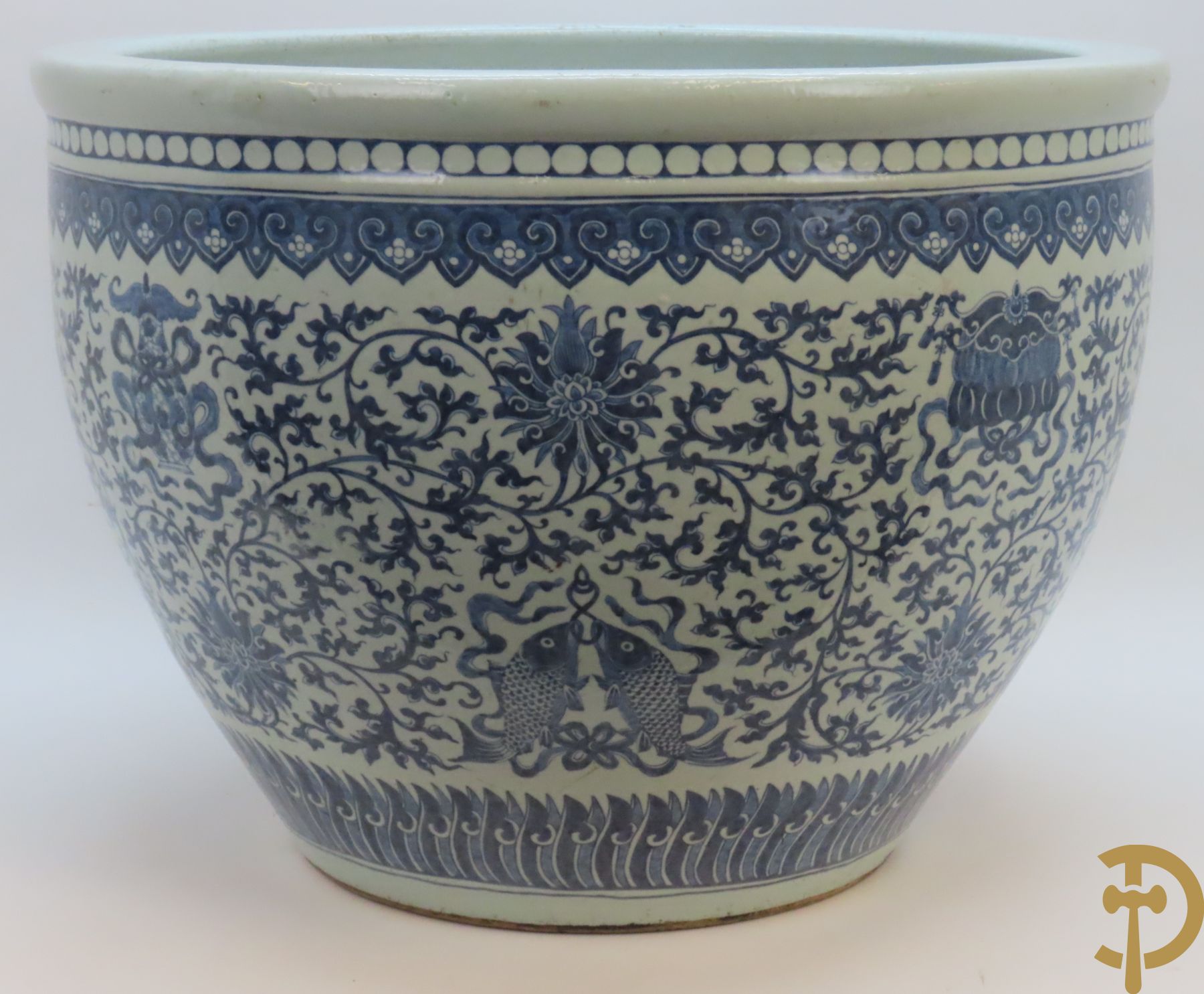 Chinese porseleinen blauw - witte viskom of grote cachepot met lotusslingers, Qian Long 19e