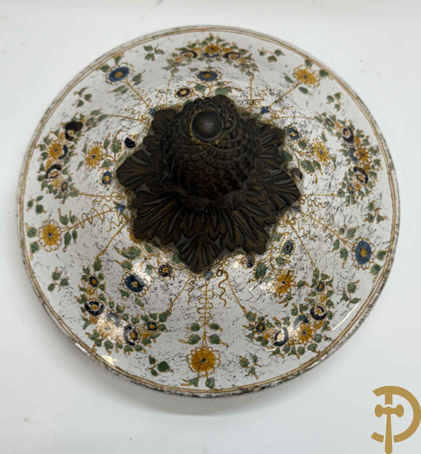 Paar Italiaanse meerkleurige dekselpotiches met geanimeerd decor en gehoornde kopen