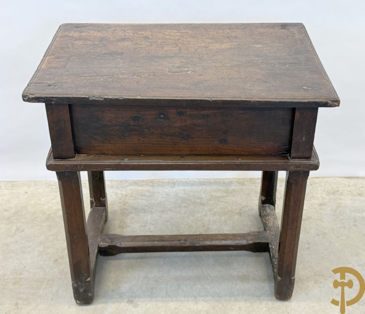 Massief eiken landelijke bijzettafel met lade en smeedijzeren trekker op verjongende poten