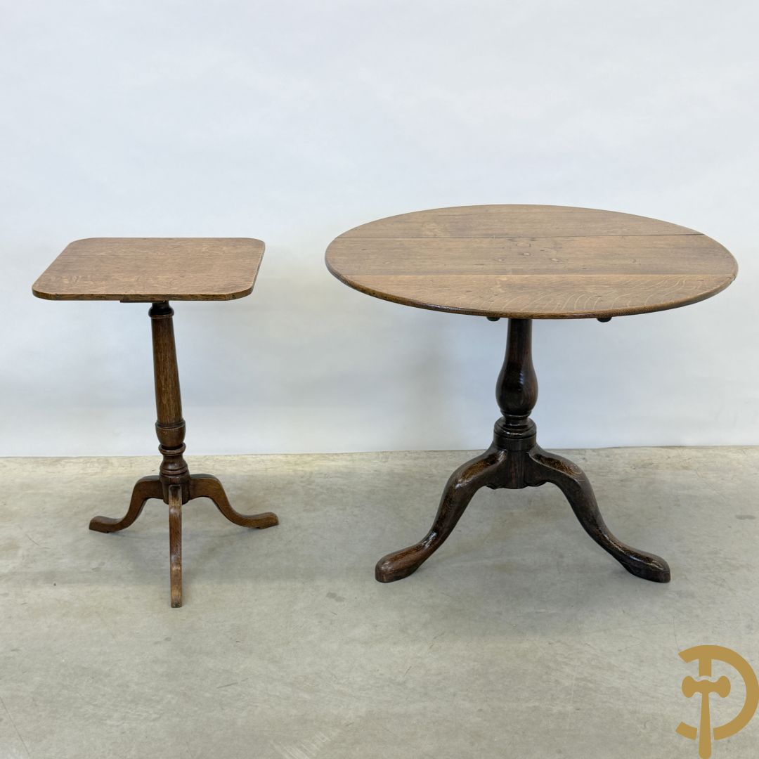 Engelse eiken ronde kantelbare flaptafel op Queen Anne poten + eiken bijzettafel op driepikkel