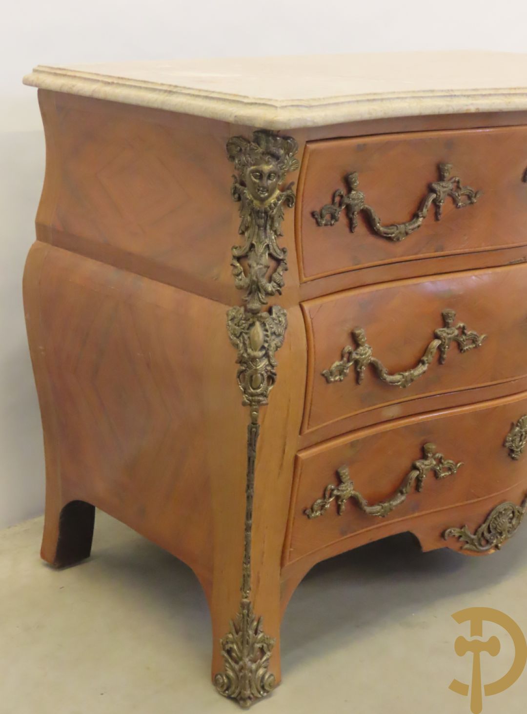 Notelaren gebombeerde drieladencommode met bronsbeslag en mazarinkoppen opzij - bovenaan met marmeren blad
