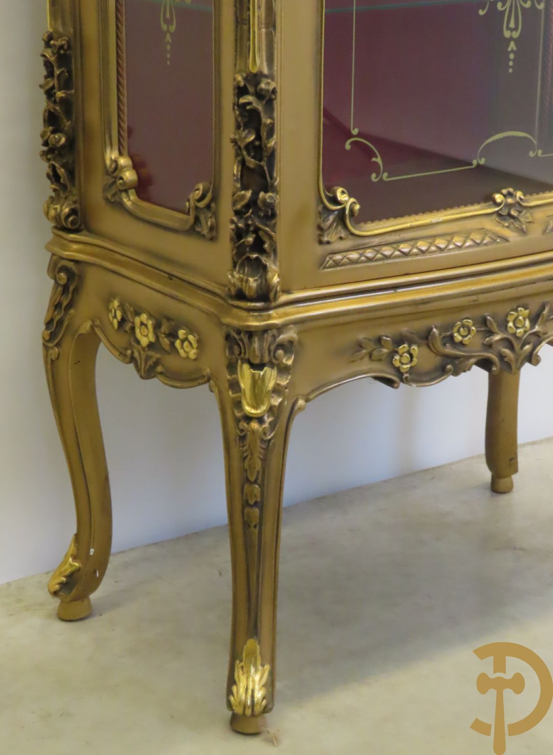 Vergulde vitrine met accanthusranken en ornamentiek in de ruiten geslepen, bovenaan bezet met marmeren blad