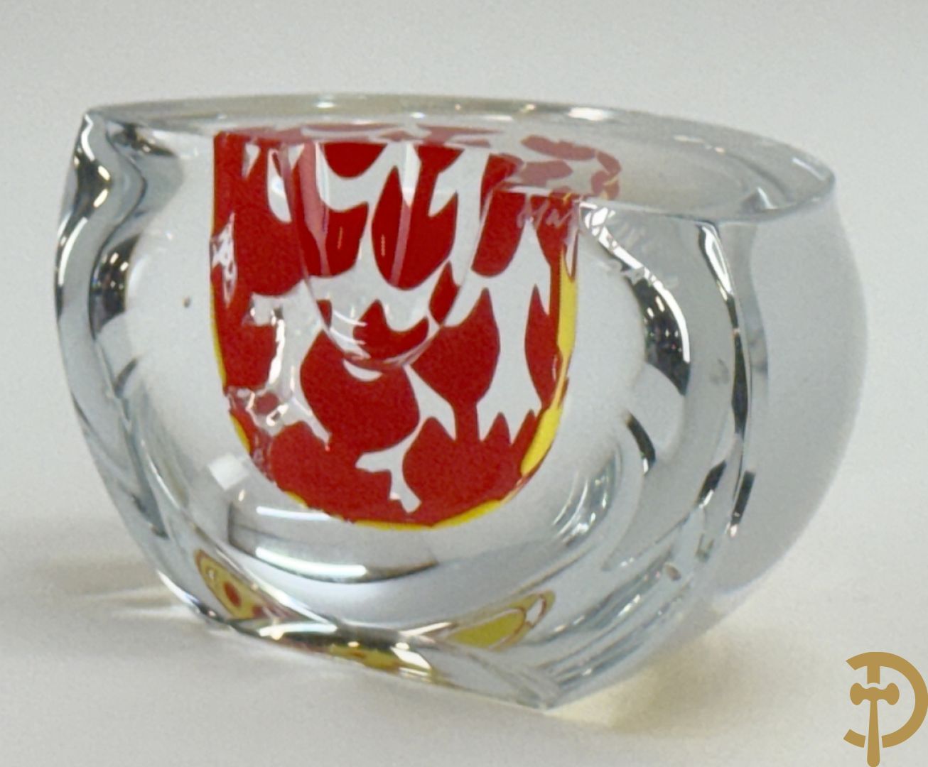 MAPSTEVENS getekend 2000 - Kristallen half bolvormig sierstuk met geel/rode motieven