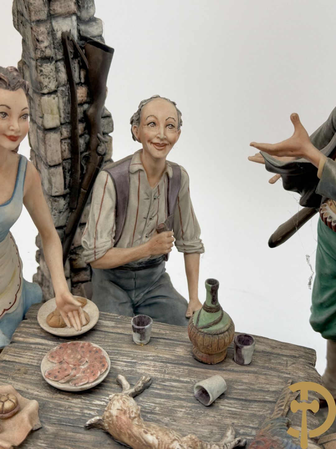 Italiaanse biscuit op houten sokkel met geanimeerde herbergscène